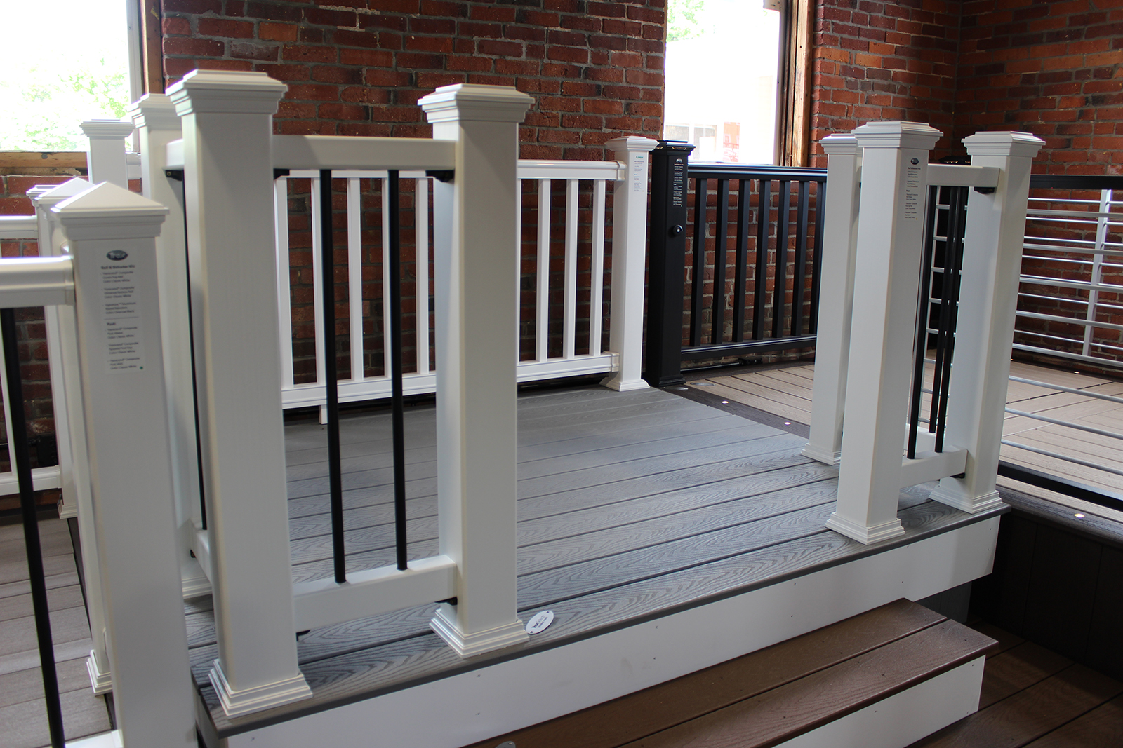 Trex Railing Select in White with Aluminum Round Black balusters