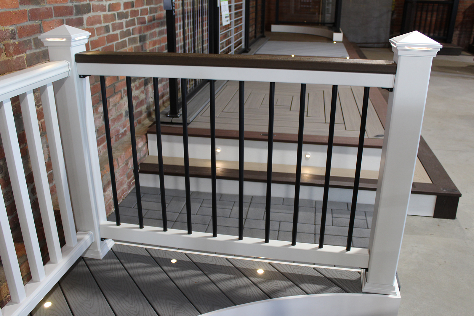Trex Railing Select in White with Aluminum Round Black balusters and Trex Spiced Rum 2×4 top rail
