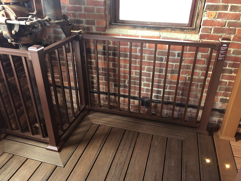 TREX SIGNATURE RAIL IN BRONZE WITH SQUARE BALUSTERS BRONZE ...