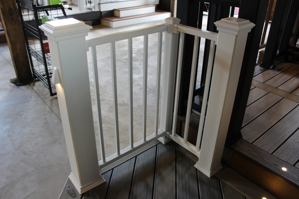 TREX TRANSCEND POST SLEEVE IN WHITE WITH WHITE SIGNATURE RAIL SQ