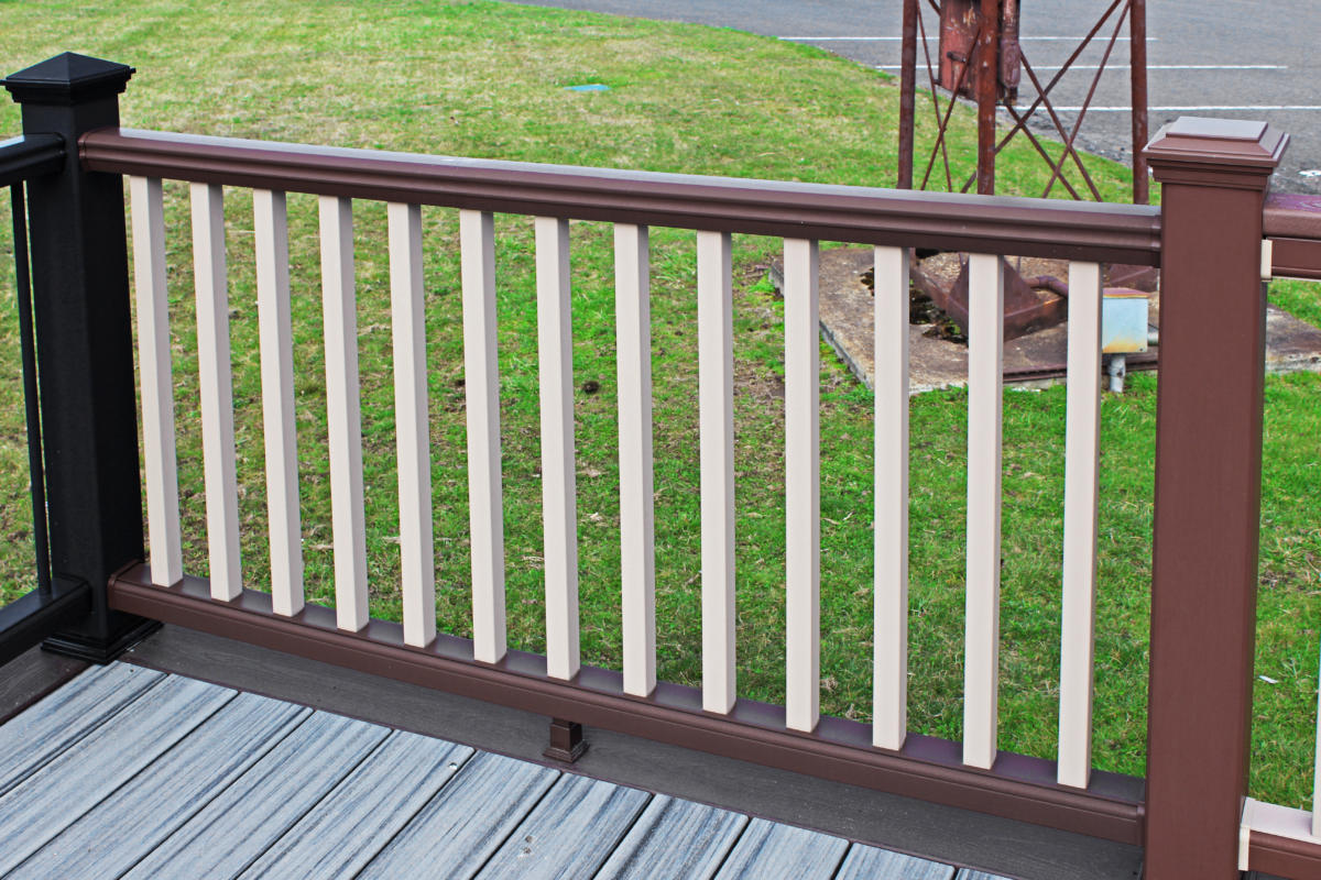 Trex Railing Transcend Crown Top Rail in Vintage Lantern with Transcend Square Balusters in Rope Swing