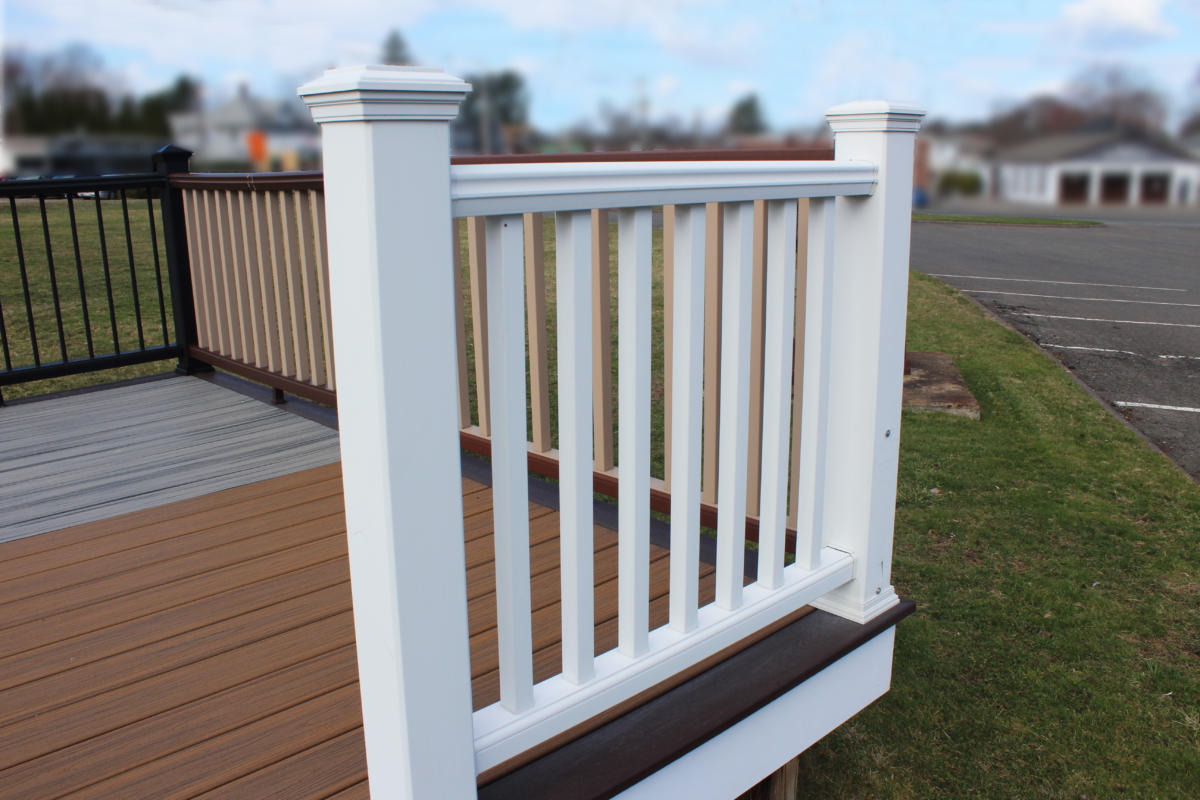 Trex Railing Transcend Crown Top Rail in White with Transcend Square Balusters in White