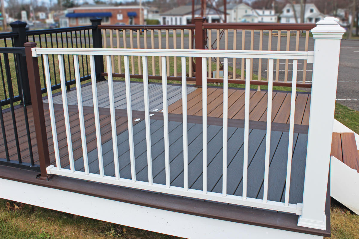 Trex Railing Signature Aluminum Rail in White with Aluminum Square Balusters in White