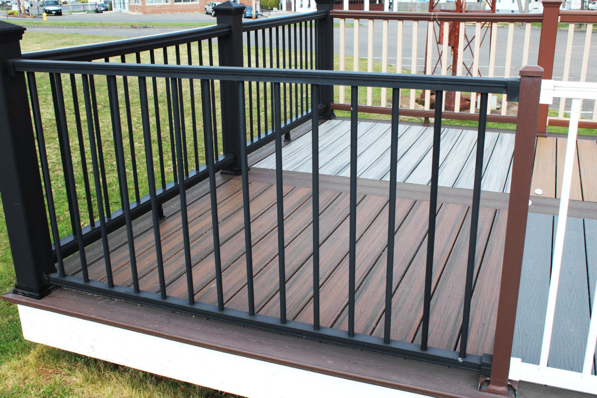 Trex Railing Signature Aluminum Rail in Black with Aluminum Square Balusters in Black